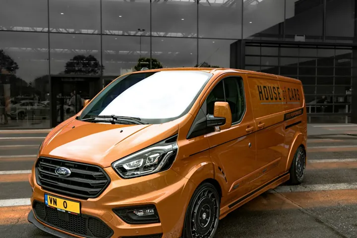 Ford Transit de carga naranja, ejemplo de furgoneta grande de alquiler en Madrid