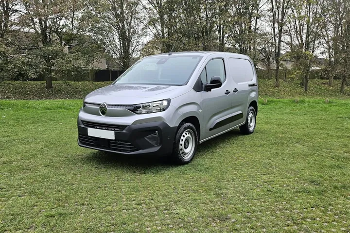 Furgoneta compacta Citroën de carga, ejemplo de tamaño pequeño para alquiler en Madrid